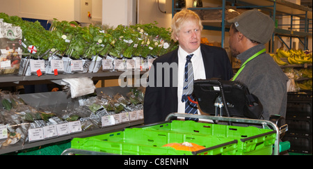 21/10/2011. Londra, Regno Unito. Il sindaco di Londra Boris Johnson oggi, venerdì 21 ottobre, ha visitato il nuovo Waitrose stato dell'arte online centro di distribuzione a Acton, dove ha preso un tour e si è incontrato con il personale e i partner Waitrose. Foto: Bettina Strenske Foto Stock