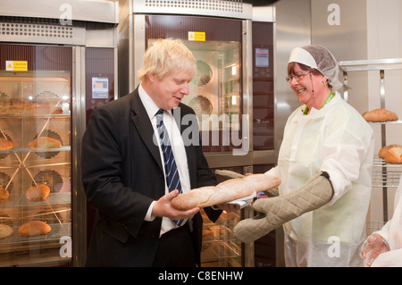 21/10/2011. Londra, Regno Unito. Il sindaco di Londra Boris Johnson oggi, venerdì 21 ottobre, ha visitato il nuovo Waitrose stato dell'arte online centro di distribuzione a Acton, dove ha preso un tour e si è incontrato con il personale e i partner Waitrose. Boris Johnson soddisfa i fornai. Foto Stock