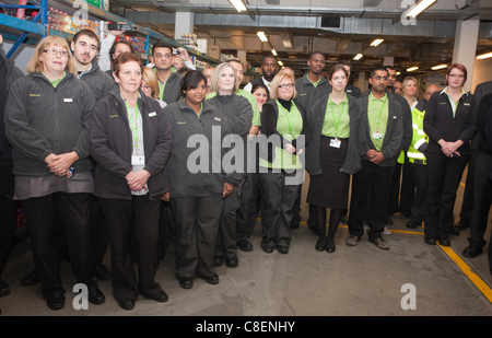 21/10/2011. Londra, Regno Unito. Il sindaco di Londra Boris Johnson oggi, venerdì 21 ottobre, ha visitato il nuovo Waitrose stato dell'arte online centro di distribuzione a Acton, dove ha preso un tour e si è incontrato con il personale e i partner Waitrose. Foto Stock