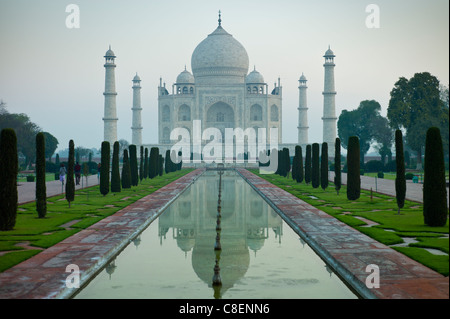 Il Taj Mahal mausoleo del sud con vista piscina riflettente e cipressi, Uttar Pradesh, India Foto Stock