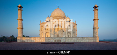 Il Taj Mahal mausoleo vista orientale (visto dal Taj Mahal Moschea), Uttar Pradesh, India Foto Stock