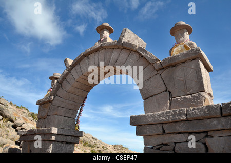 Arco tradizionale fatta di pietre sulla isola di Taquile con cielo blu in background Foto Stock