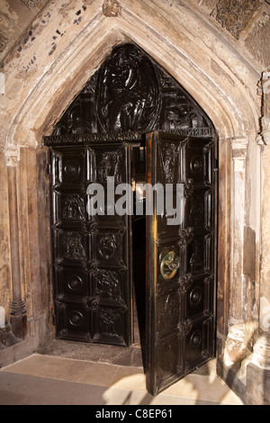 Regno Unito, Nottinghamshire, Nottingham, Chiesa di Santa Maria, Revd Francesco memoriale Morse porta di bronzo disegnato da Henry Wilson Foto Stock