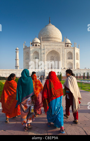 Indian i turisti che visitano il Taj Mahal mausoleo approccio la vista sud, Uttar Pradesh, India Foto Stock