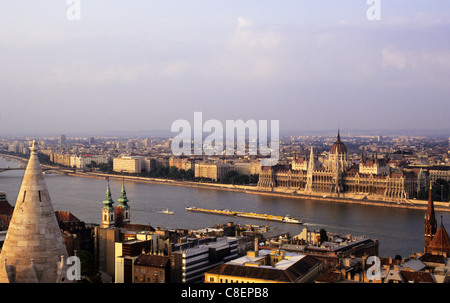 Budapest, Ungheria. Vista da Buda sopra il fiume Danubio con il traffico; Pest e il palazzo del parlamento; il bastione dei pescatori. Foto Stock