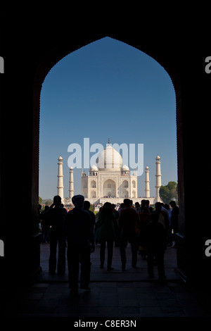 La folla di turisti incorniciato dal grande cancello, Darwaza-ho rauza, del Taj Mahal vista aspetto meridionale, Uttar Pradesh, India Foto Stock