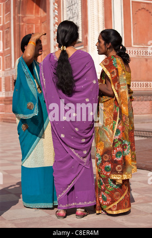 Le Donne indiane al South Gate del Taj Mahal, Darwaza-ho rauza in Uttar Pradesh, India Foto Stock