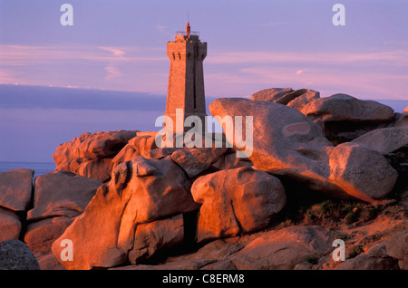 Faro, scogliere, Côte di Granit Rose, Pointe de Squewel, Bretagna Bretagne, Francia, Europa, rocce, arancione Foto Stock