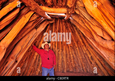 Tour guida, Larry Holiday, nativi indiani, Hogan, Navajo, prenotazione indiana, Monument Valley, Tribal Park, Arizona, Stati Uniti d'America, Regno Foto Stock