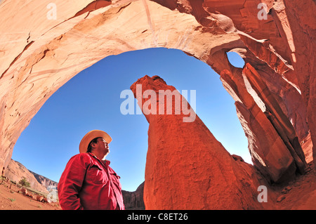 Tour guida, Larry Holiday, nativi indiani, nascosto Arch, Navajo, prenotazione indiana, Monument Valley, Tribal Park, Arizona, Stati Uniti d'America, U Foto Stock