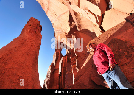 Tour guida, Larry Holiday, nativi indiani, nascosto Arch, Navajo, prenotazione indiana, Monument Valley, Tribal Park, Arizona, Stati Uniti d'America, U Foto Stock