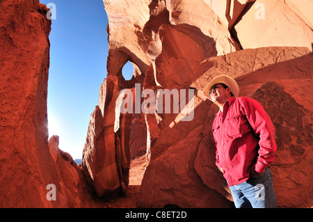 Tour guida, Larry Holiday, nativi indiani, nascosto Arch, Navajo, prenotazione indiana, Monument Valley, Tribal Park, Arizona, Stati Uniti d'America, U Foto Stock