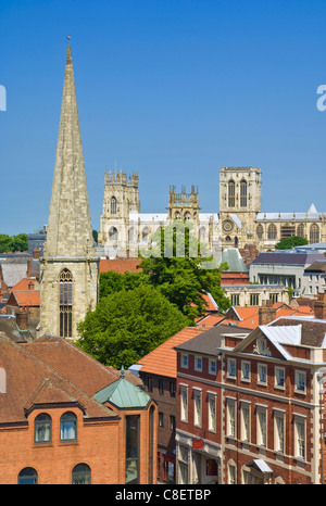 York Minster, Nord Europa la più grande cattedrale gotica, il campanile della chiesa di Santa Maria, York, Yorkshire, Inghilterra, Regno Unito Foto Stock