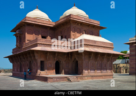 I turisti a Fatehpur Sikri del XVII secolo il palazzo storico e la città di Mughals, Sito Patrimonio Mondiale dell'UNESCO a Agra, India settentrionale