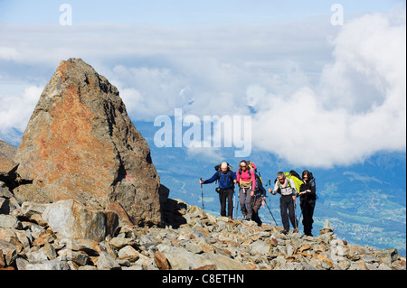 Gli escursionisti al di sopra della valle di Chamonix Mont Blanc Massif, sulle Alpi francesi, Francia Foto Stock