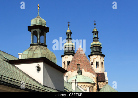 Torri e del tetto della chiesa di St Andrew contro il cielo. Cracovia in Polonia. Foto Stock