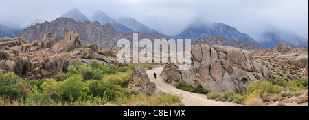 Alabama Hills, Lone Pine, California, Stati Uniti d'America, Stati Uniti, America, su strada, paesaggio Foto Stock