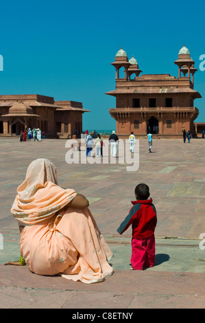 I turisti a Fatehpur Sikri del XVII secolo il palazzo storico e la città di Mughals, Sito Patrimonio Mondiale dell'UNESCO a Agra, India settentrionale Foto Stock