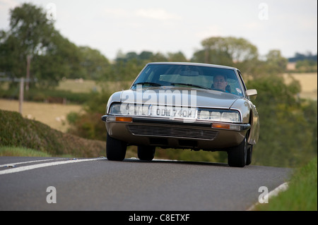 A partire dagli anni settanta la Citroen SM, high-performance vettura coupé essendo guidato su una strada in Inghilterra. Foto Stock