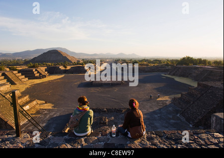 Turisti alla Piramide del Sole a Teotihuacan, Sito Patrimonio Mondiale dell'UNESCO, Messico Foto Stock