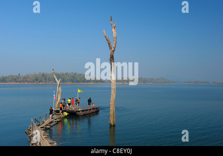 Houseboats, Khao Laem, Serbatoio, Khao Laem, Parco Nazionale, Thailandia, Asia, fiume, jetty, pole Foto Stock