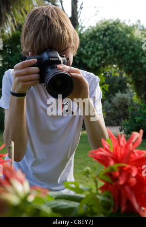 Fotografia di Pet ragazzo adolescente di scattare le foto della natura REGNO UNITO Foto Stock