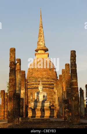 Buddha, statua, Wat Sa Si, Sukhothai, parco storico, Sukhothai, Thailandia, Asia Foto Stock