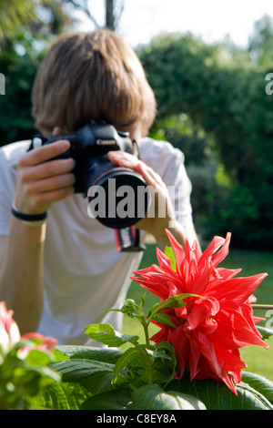 Fotografia di Pet ragazzo adolescente di scattare le foto della natura REGNO UNITO Foto Stock