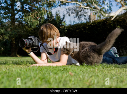 Fotografia di Pet ragazzo adolescente per scattare delle foto del gatto Regno Unito Foto Stock