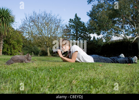 Fotografia di Pet ragazzo adolescente per scattare delle foto del gatto Regno Unito Foto Stock