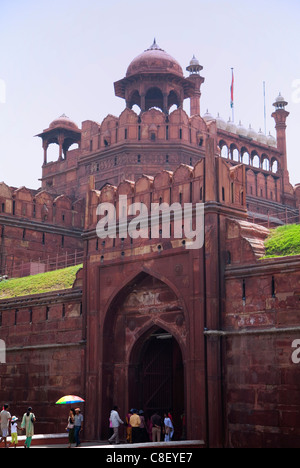 I turisti a Lahore Gate, Red Fort, Sito Patrimonio Mondiale dell'UNESCO, la Vecchia Delhi, India Foto Stock