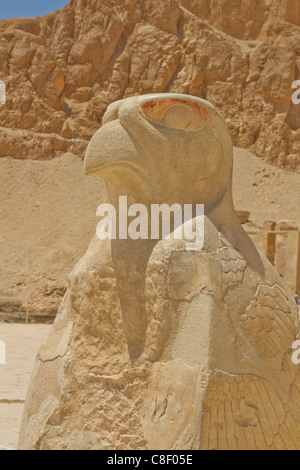 Horus gli antichi Egizi patrono nazionale dio, Nornally raffigurato come un falco capo-uomo che indossa un rosso e bianco corona. Foto Stock