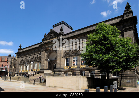 Leeds City Museum alloggiato nel vecchio Istituto di Leeds building, Millennium Square, Leeds, West Yorkshire, Inghilterra, Regno Unito Foto Stock