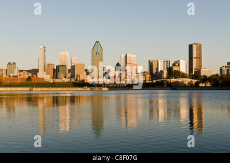 Lo skyline di Montreal a sunrise come si vede dal Lachine Canal Foto Stock