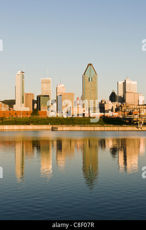 Lo skyline di Montreal a sunrise come si vede dal Lachine Canal Foto Stock