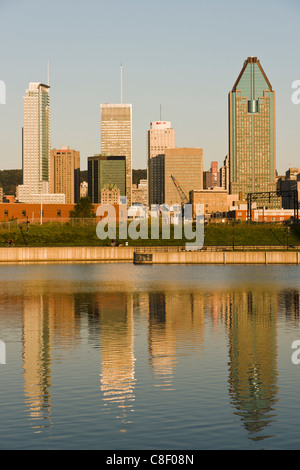 Lo skyline di Montreal a sunrise come si vede dal Lachine Canal Foto Stock