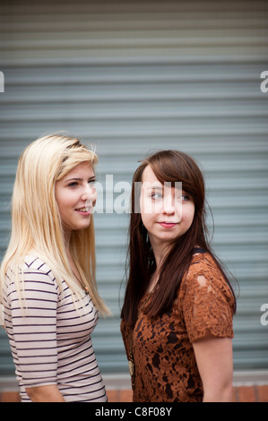 Due 16 17 anni, ragazze adolescenti, REGNO UNITO Foto Stock