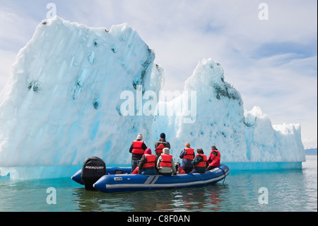 Esplorazione di un iceberg in lecont Bay, a sud-est di Alaska, Stati Uniti d'America Foto Stock
