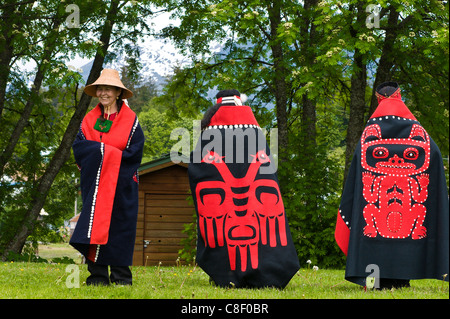 Tlingit native esecutori al Chief scuote Casa tribali, Historic Site, Wrangell, a sud-est di Alaska, Stati Uniti d'America Foto Stock