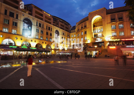 Nelson Mandela Square al crepuscolo, Sandton Johannesburg, Gauteng, Sud Africa Foto Stock