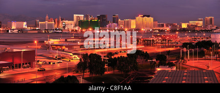 Las Vegas, McCarran International Airport, Las Vegas Strip di Las Vegas, Nevada, Stati Uniti d'America, Stati Uniti, America, sera Foto Stock