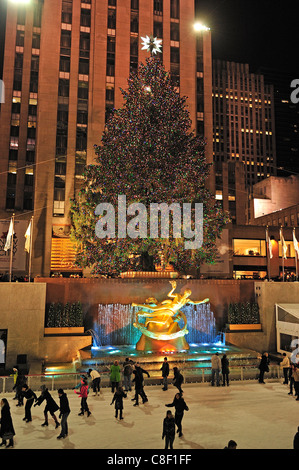 Pista di pattinaggio su ghiaccio, Rockefeller Plaza, Rockefeller Center, Midtown Manhattan, New York, Stati Uniti d'America, notte Foto Stock