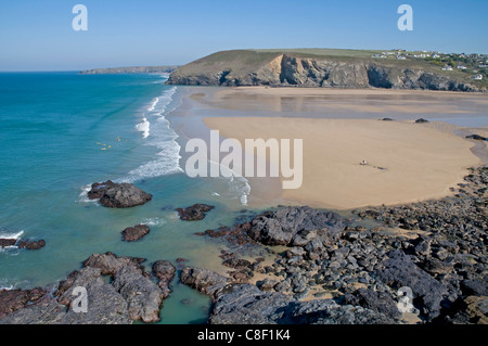 Guardando attraverso la vasta distesa di spiaggia sabbiosa a Mawgan Porth con punto Trenance nella distanza a sinistra. Foto Stock