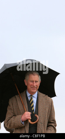 La Gran Bretagna è il principe Carlo,il Principe di Galles scudi da se stesso la pioggia Foto Stock