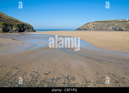 Guardando attraverso la vasta distesa di spiaggia sabbiosa a Mawgan Porth con punto Trenance nella distanza a sinistra. Foto Stock