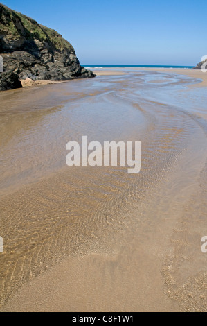 Guardando attraverso la vasta distesa di spiaggia sabbiosa a Mawgan Porth con punto Trenance nella distanza a sinistra. Foto Stock