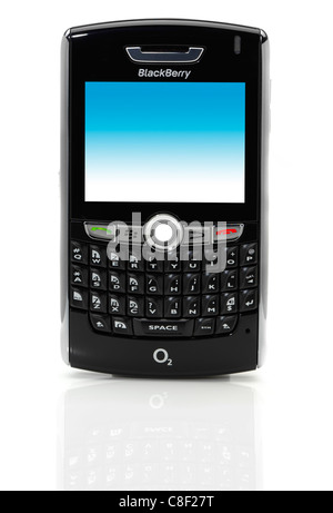 Smartphone Blackberry 8800 ritagliata su sfondo bianco Foto Stock