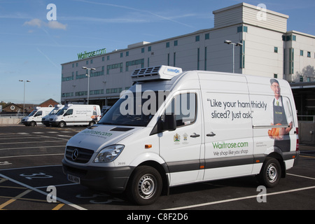 21/10/2011. Londra, Regno Unito. Il sindaco di Londra Boris Johnson oggi, venerdì 21 ottobre, ha visitato il nuovo Waitrose stato dell'arte online centro di distribuzione a Acton, dove ha preso un tour e si è incontrato con il personale e i partner Waitrose. Foto: Bettina Strenske Foto Stock