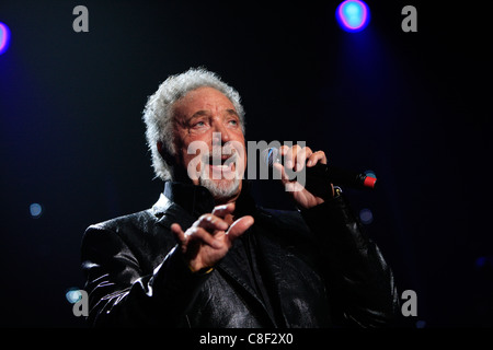 Il cantante Tom Jones svolge durante un concerto a Dublino, Irlanda Foto Stock
