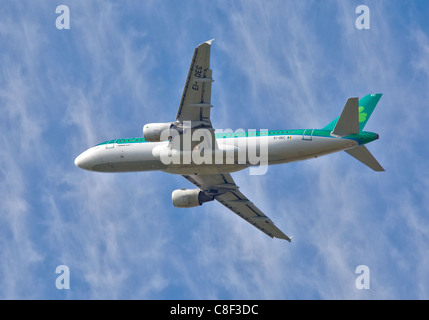 Aer Lingus Airbus A320, l'aeroporto di Gatwick, Sussex, Inghilterra Foto Stock